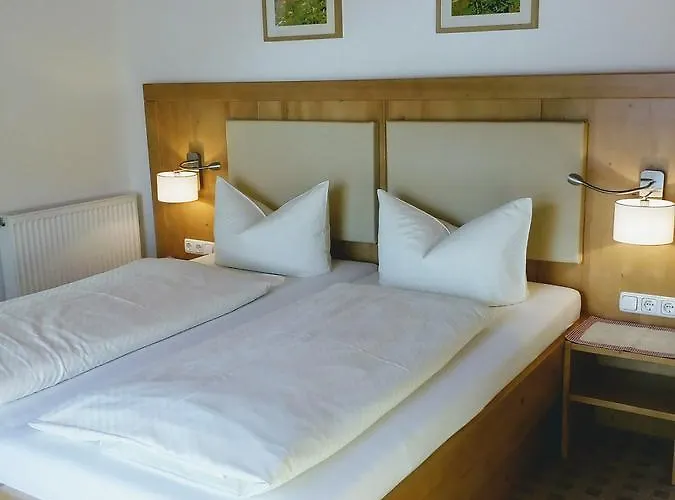 Gaestehaus Attenhauser بيت ضيافة